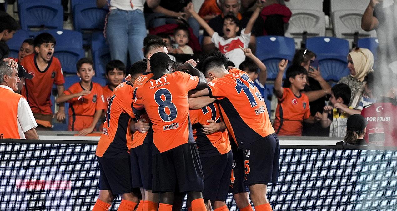 basaksehir-st-patricksi-2-0-yenerek-konferans-liginde-gruplara-yukseldi-cKx632WE.jpg