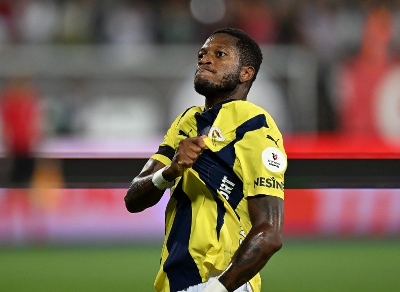 Fenerbahçe, Çaykur Rizespor'u 5-0 Geçerek Liderliğe Yükseldi