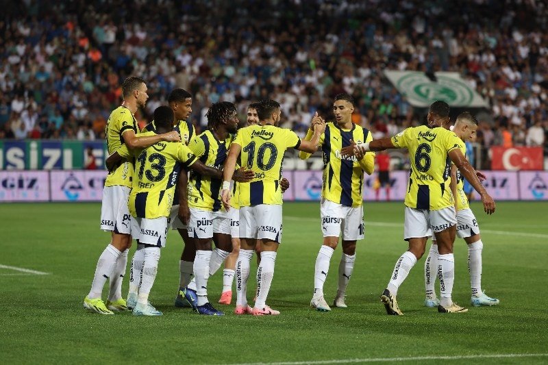 Fenerbahçe, Çaykur Rizespor'u 5-0 Geçerek Liderliğe Yükseldi
