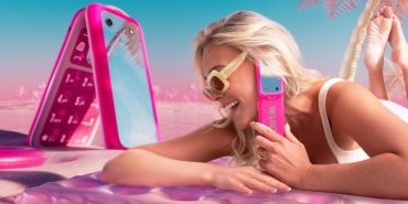 kapakli-barbie-telefonu-nokianin-anlamsizliginda-eglenceli-bir-yolculuk-iXFjMREi.jpg