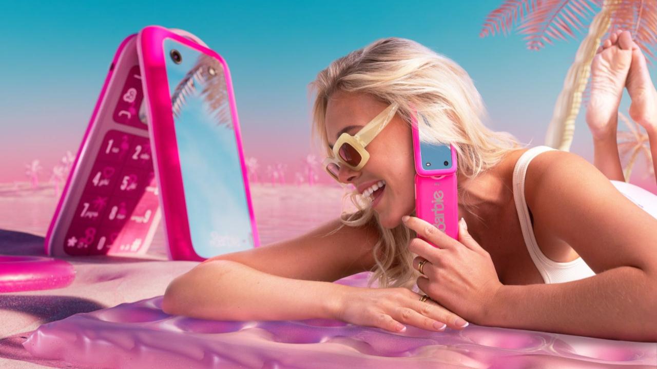 kapakli-barbie-telefonu-nokianin-anlamsizliginda-eglenceli-bir-yolculuk-iXFjMREi.jpg