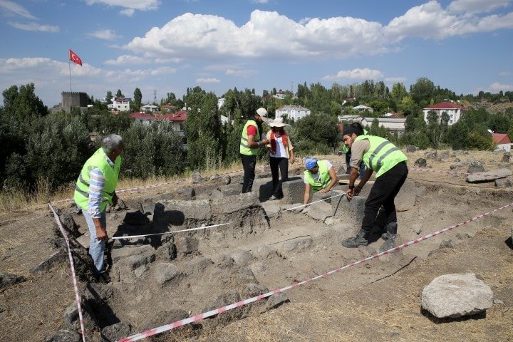 Muş'un Malazgirt İlçesinde Tarihi Kazılar ve Buluntular