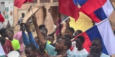 nijeryada-protestolar-ve-gozaltilar-rus-bayragi-tasiyan-30-kisi-gozaltinda-RG7UGAdK.jpg