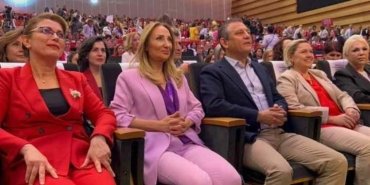 ozgur-ozelin-chp-kadin-kollari-kurultayindaki-konusmasi-OELUxzin.jpg