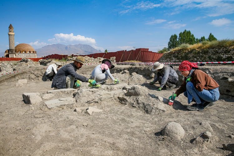 Van Kalesi ve Eski Van Şehri'nde Tarihi Kazı Çalışmaları