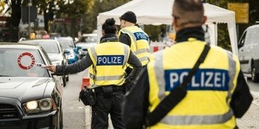 almanyanin-sinirlarinda-turk-kacakciliginda-sok-gelisme-minibus-dolu-yakalandi-jB8BlGOu.jpg