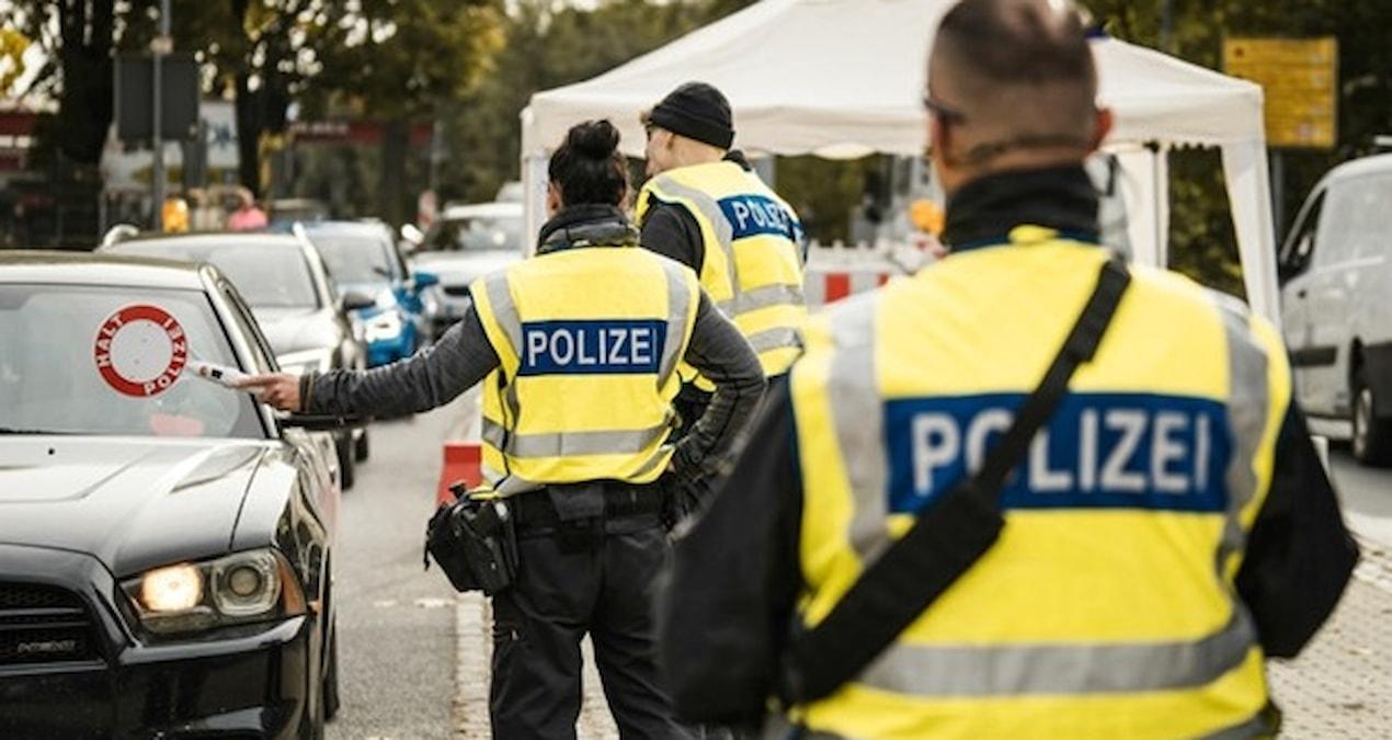 almanyanin-sinirlarinda-turk-kacakciliginda-sok-gelisme-minibus-dolu-yakalandi-jB8BlGOu.jpg