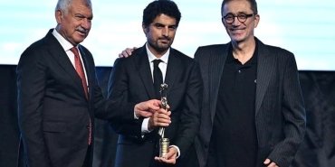 altin-koza-film-festivalinde-dogus-algunun-yonetmenliginde-alti-odul-kazanan-film-sanatin-gucu-ve-sinemanin-donusumu-RnNEG1Jq.jpg