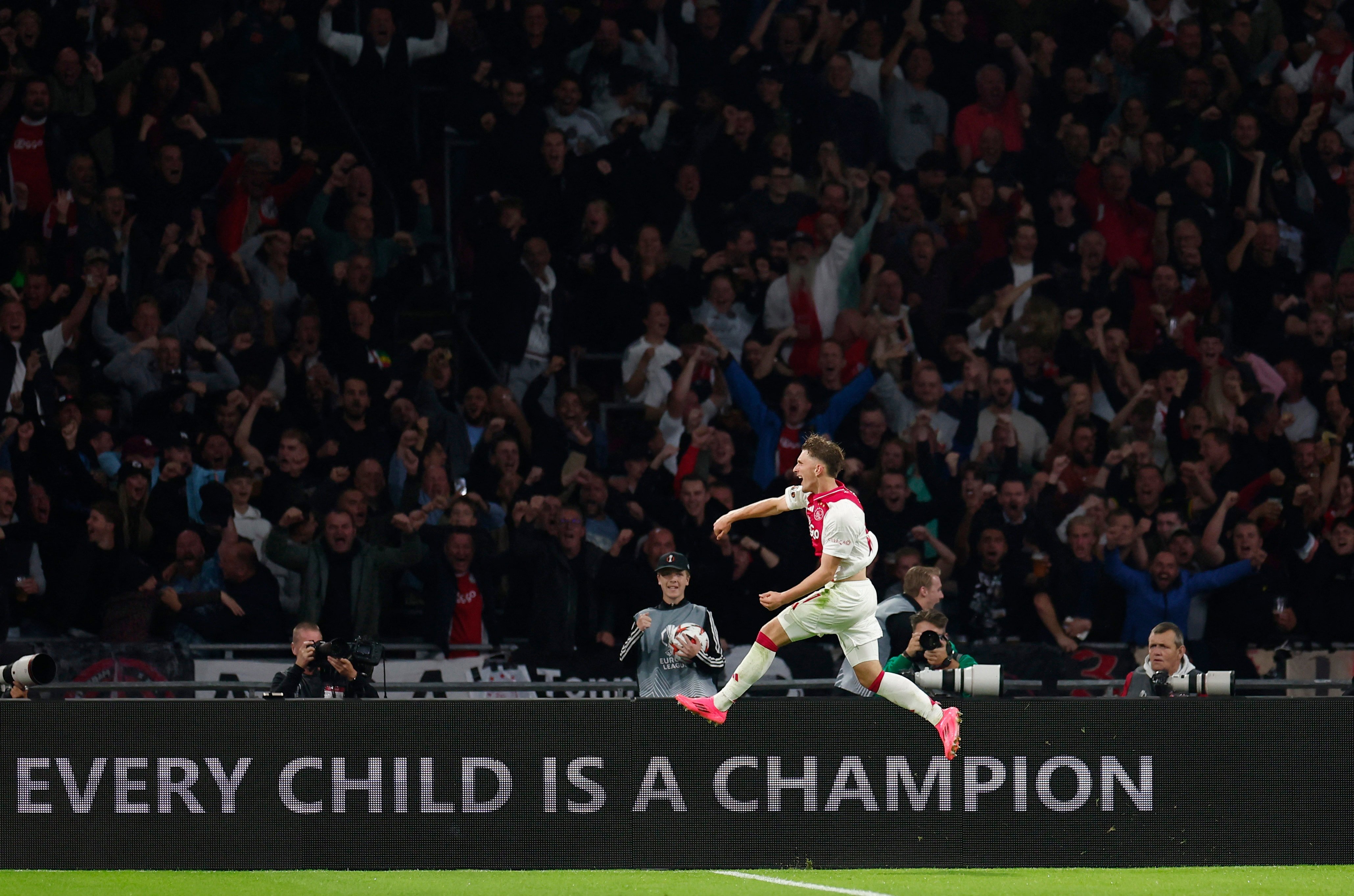 Beşiktaş, Ajax Karşısında Zor Anlar Yaşadı: UEFA Avrupa Ligi'ne Kötü Başlangıç