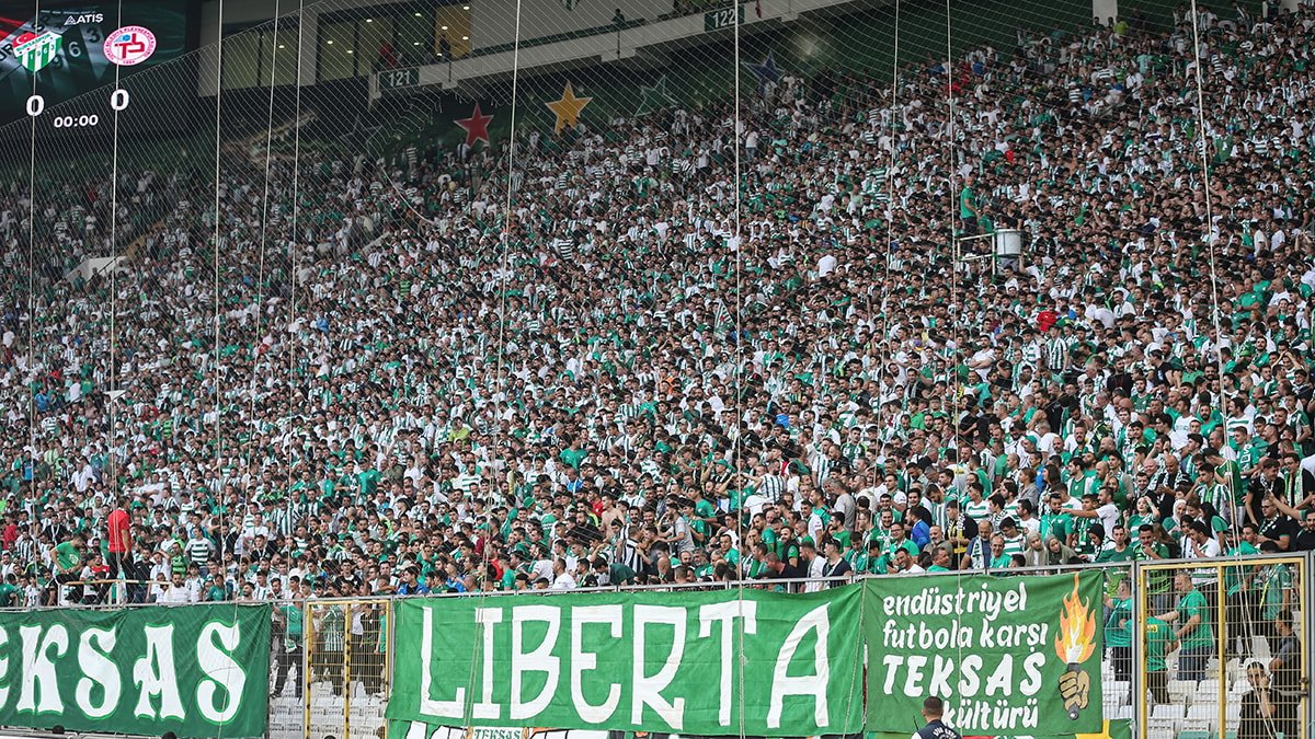 Bursaspor'un 3. Lig Tarihine Geçen Taraftar Rekoru: 41 Bin 300 Kişi Tribünde!