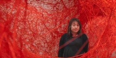 chiharu-shiotanin-istanbul-moderndeki-mek-na-ozgu-yerlestirmesi-sanatin-sinirlarini-zorlayan-bir-deneyim-PPAa7Ik3.jpg