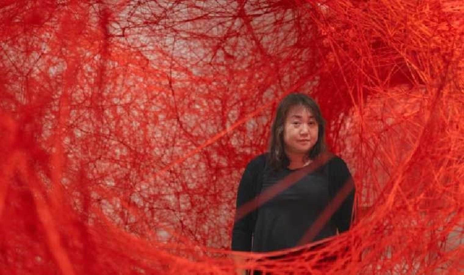 chiharu-shiotanin-istanbul-moderndeki-mek-na-ozgu-yerlestirmesi-sanatin-sinirlarini-zorlayan-bir-deneyim-PPAa7Ik3.jpg