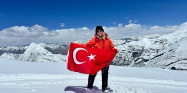 deniz-kayadelen-hudson-nehrini-7-saat-58-dakikada-yuzerek-turkiye-rekorunu-kirdi-lpzzOrwu.jpg