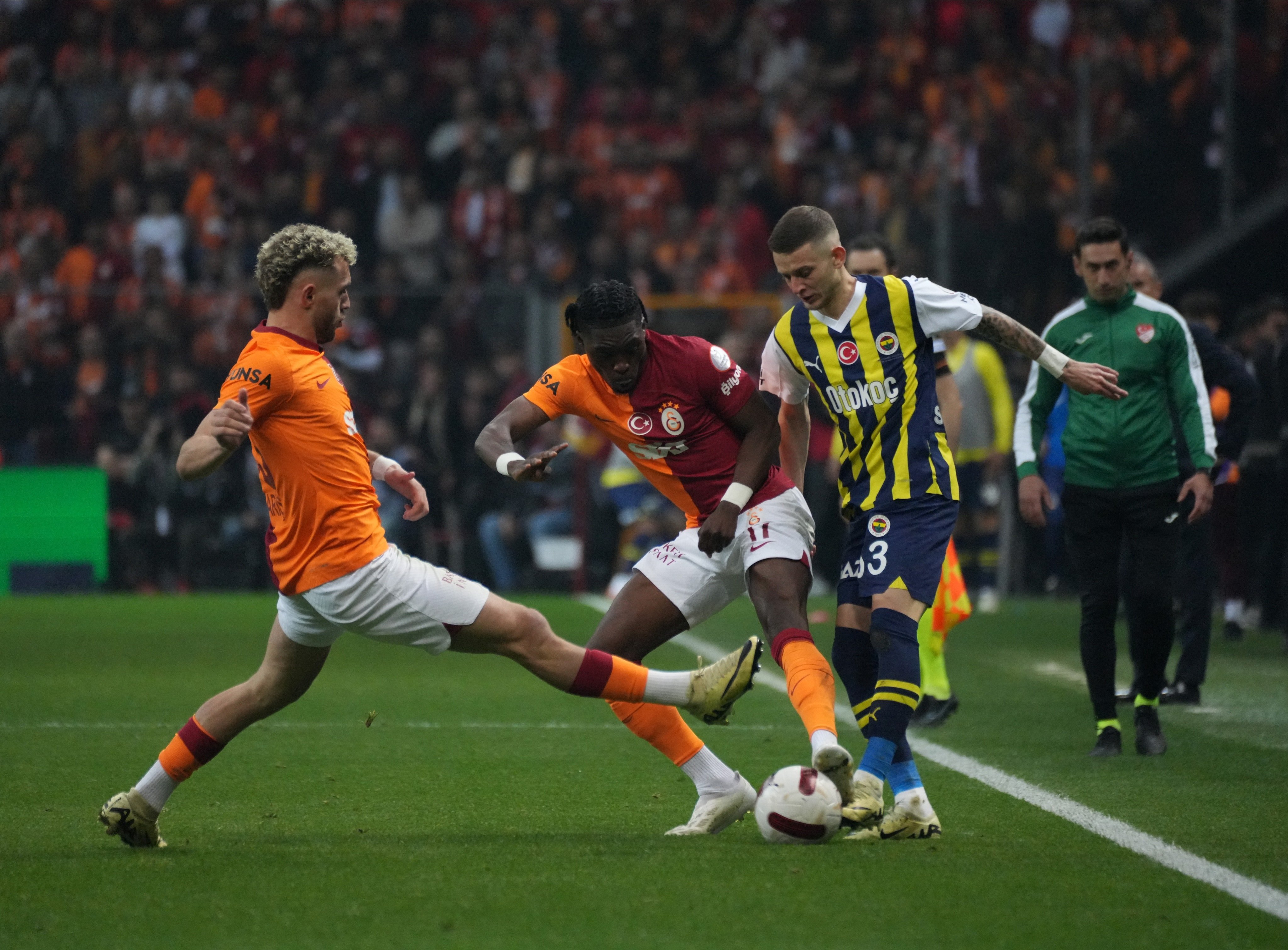 Türkiye Nefesini Tuttu: Fenerbahçe - Galatasaray Maçı Heyecanı