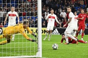 galler-turkiye-macinda-gol-yok-kirmizi-kart-heyecani-Py74H9Ua.jpg