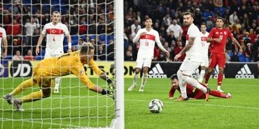 galler-turkiye-macinda-gol-yok-kirmizi-kart-heyecani-Py74H9Ua.jpg