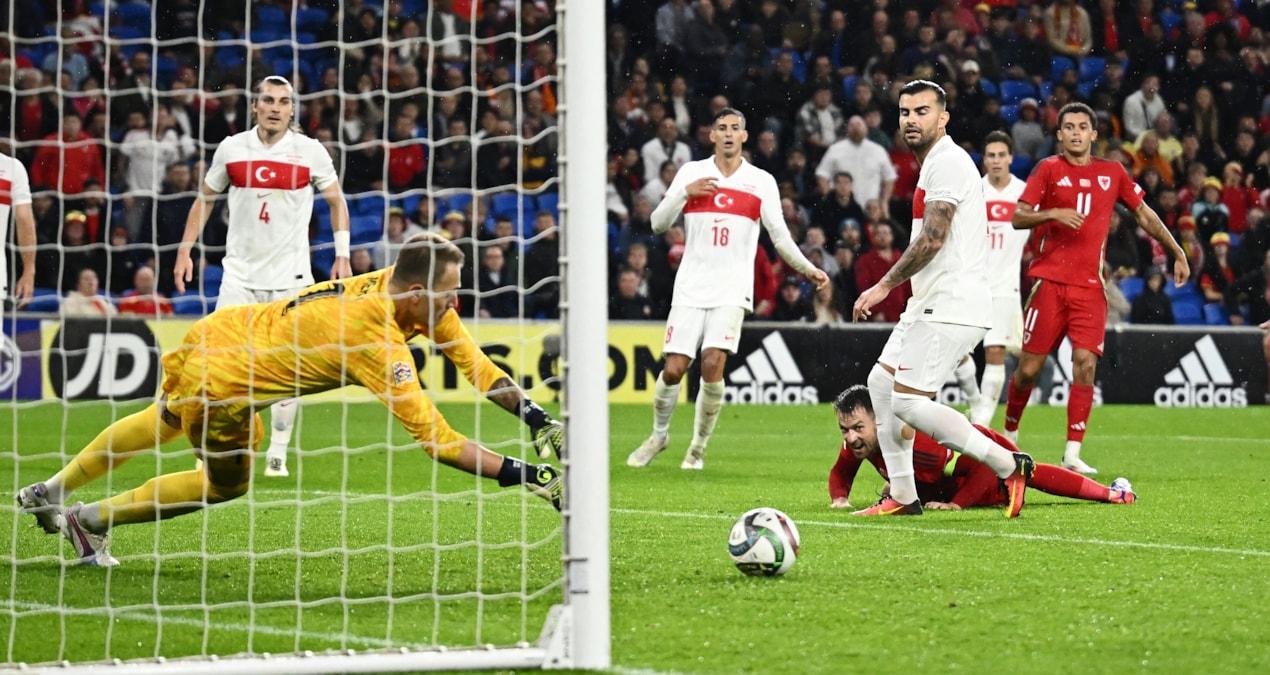 galler-turkiye-macinda-gol-yok-kirmizi-kart-heyecani-Py74H9Ua.jpg