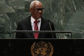 haiti-gecis-konseyi-baskani-bm-toplantisinda-heyecanla-surahiyi-kafasina-dikti-emiJmMIL.jpg