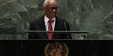 haiti-gecis-konseyi-baskani-bm-toplantisinda-heyecanla-surahiyi-kafasina-dikti-emiJmMIL.jpg