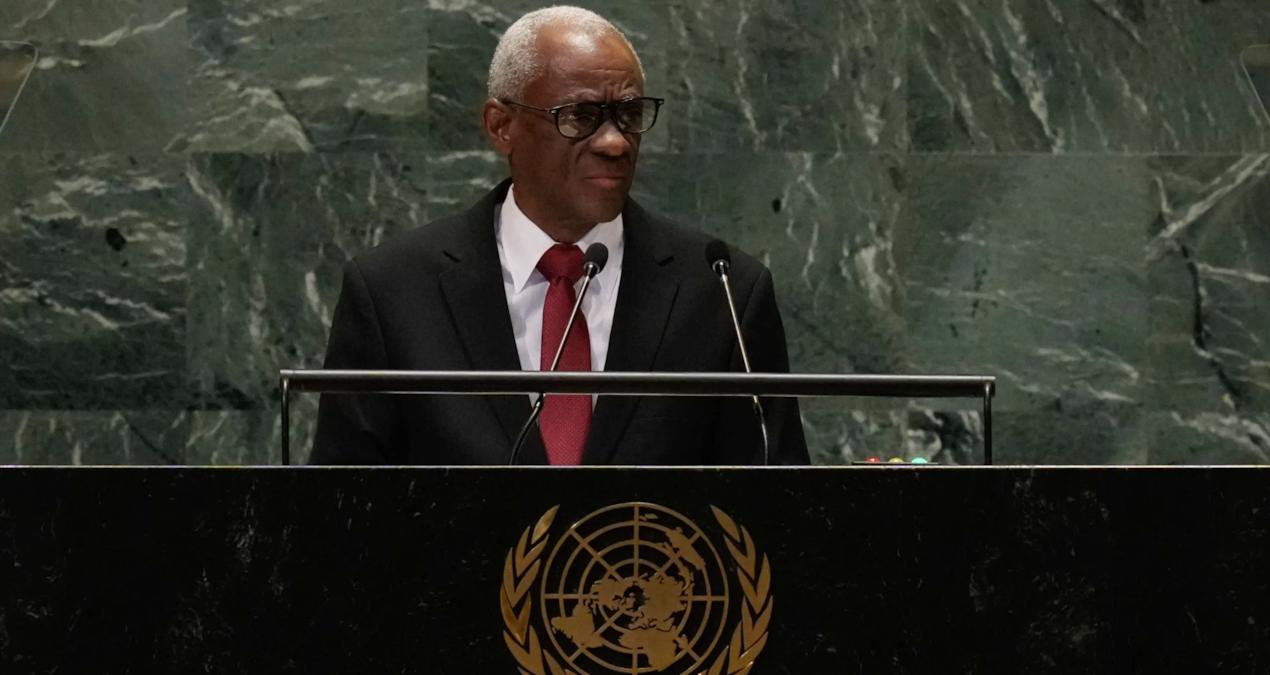 haiti-gecis-konseyi-baskani-bm-toplantisinda-heyecanla-surahiyi-kafasina-dikti-emiJmMIL.jpg