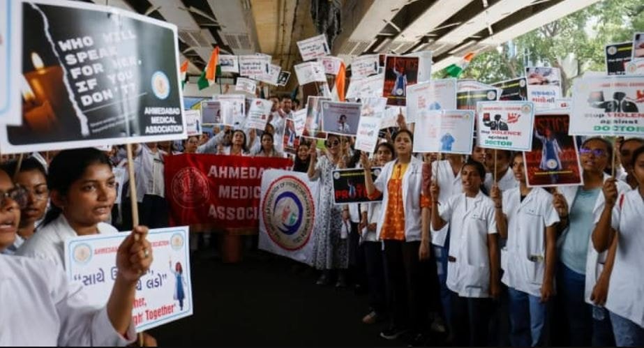 Hindistan'ı Sarsan Tecavüz Olayında Doktorlardan Grev Kararı: Mücadele Devam Ediyor