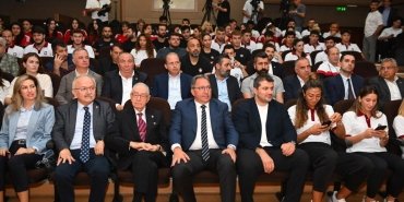 ibb-spor-kulubu-fair-play-seref-bayragini-gururla-gondere-cekti-FMpm24eN.jpg