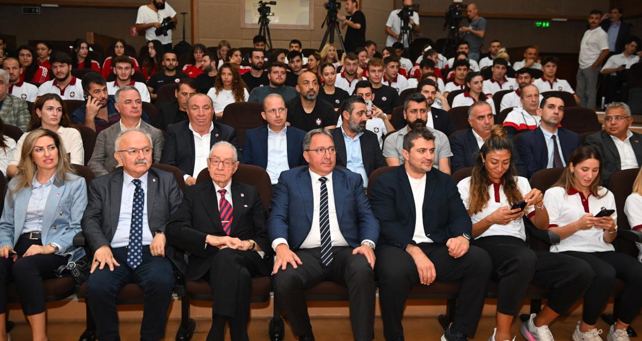 ibb-spor-kulubu-fair-play-seref-bayragini-gururla-gondere-cekti-FMpm24eN.jpg
