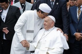 papa-francis-endonezyada-dinler-arasi-toplantida-baris-ve-cevreyi-koruma-cagrisi-yapti-sVX7HtsD.jpg