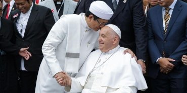 papa-francis-endonezyada-dinler-arasi-toplantida-baris-ve-cevreyi-koruma-cagrisi-yapti-sVX7HtsD.jpg