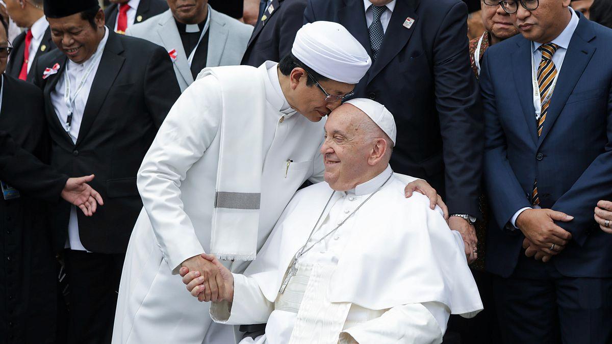 papa-francis-endonezyada-dinler-arasi-toplantida-baris-ve-cevreyi-koruma-cagrisi-yapti-sVX7HtsD.jpg
