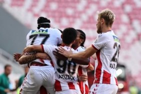 sivasspor-gaziantep-fkya-karsi-son-dakika-galibiyetiyle-guluyor-F97lY3gv.jpg