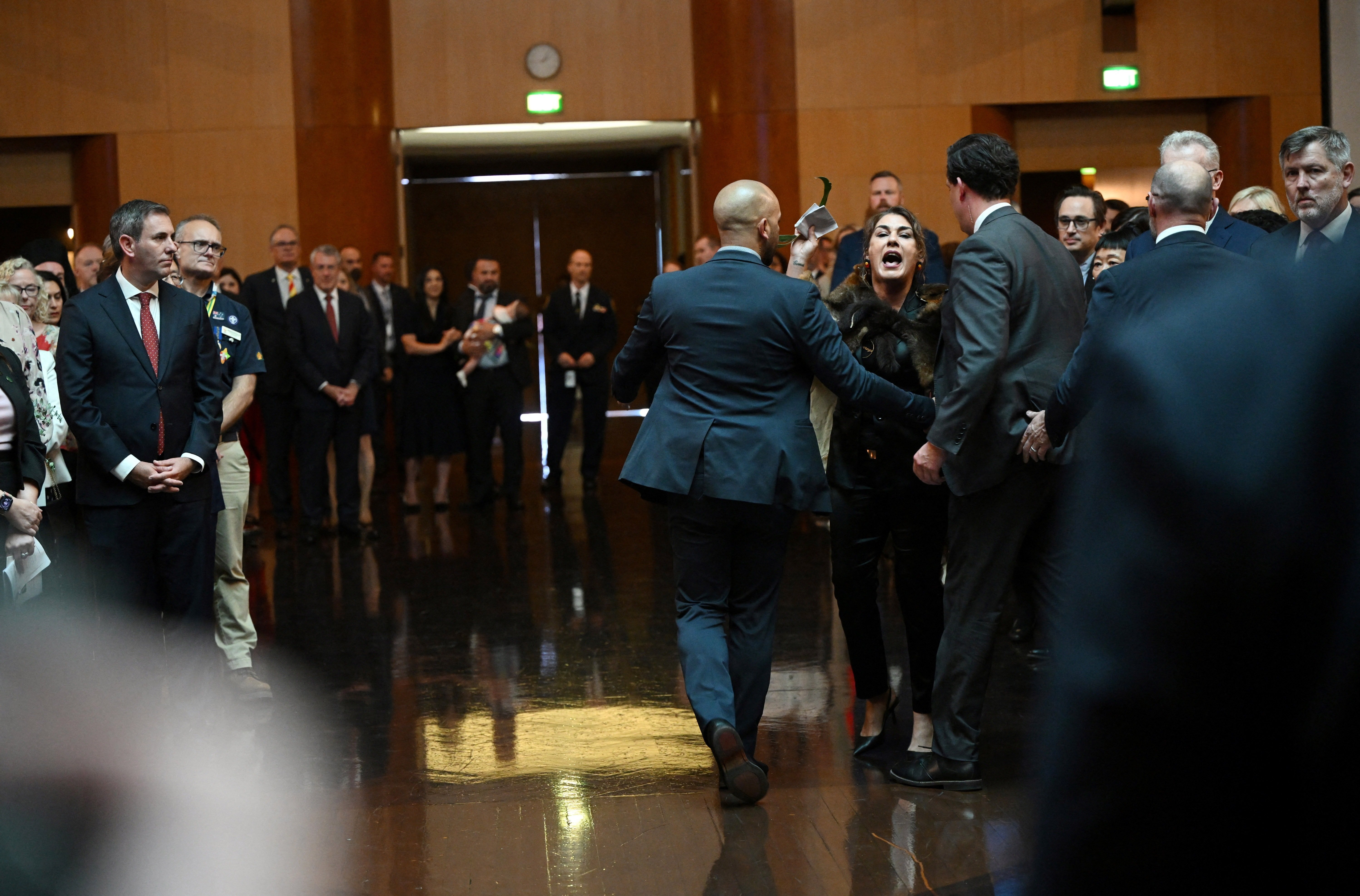 Aborijin Senatör, İngiliz Kralına Meydan Okudu: 'Benim Kralım Değilsin!'