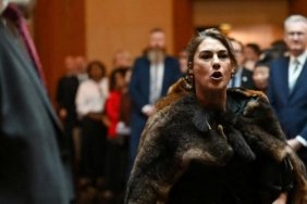 aborijin-senator-ingiliz-kralina-meydan-okudu-benim-kralim-degilsin-NbigHOcC.jpg