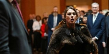 aborijin-senator-ingiliz-kralina-meydan-okudu-benim-kralim-degilsin-NbigHOcC.jpg