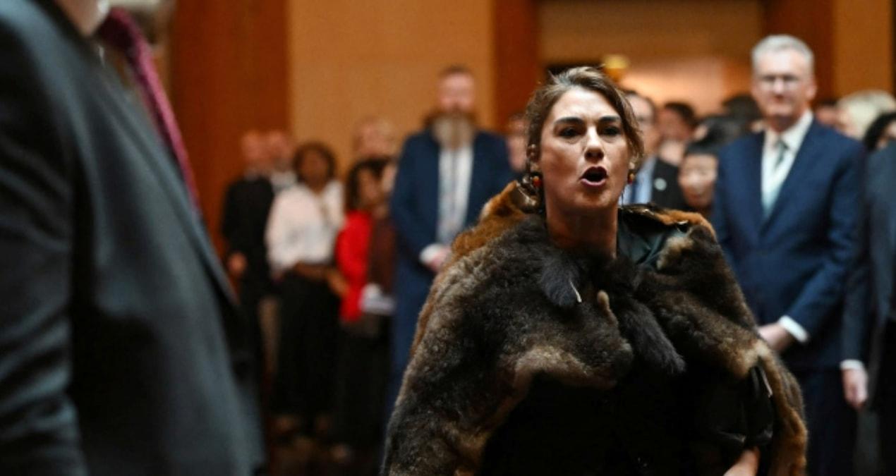 aborijin-senator-ingiliz-kralina-meydan-okudu-benim-kralim-degilsin-NbigHOcC.jpg