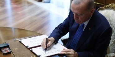 bes-ulkenin-buyukelciliklerine-atama-karari-metin-feyzioglu-cek-cumhuriyeti-buyukelcisi-oldu-JhUUEs25.jpg