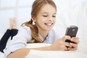 cocuklarda-internet-kullanimi-alarm-veriyor-internette-video-izliyorlar-yarim-saatte-bir-telefonlarina-bakiyorlar-2L7x7Dik.jpg
