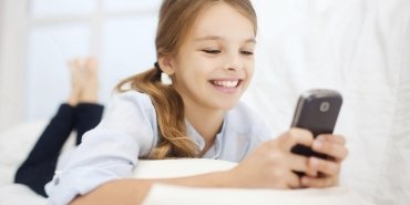 cocuklarda-internet-kullanimi-alarm-veriyor-internette-video-izliyorlar-yarim-saatte-bir-telefonlarina-bakiyorlar-2L7x7Dik.jpg