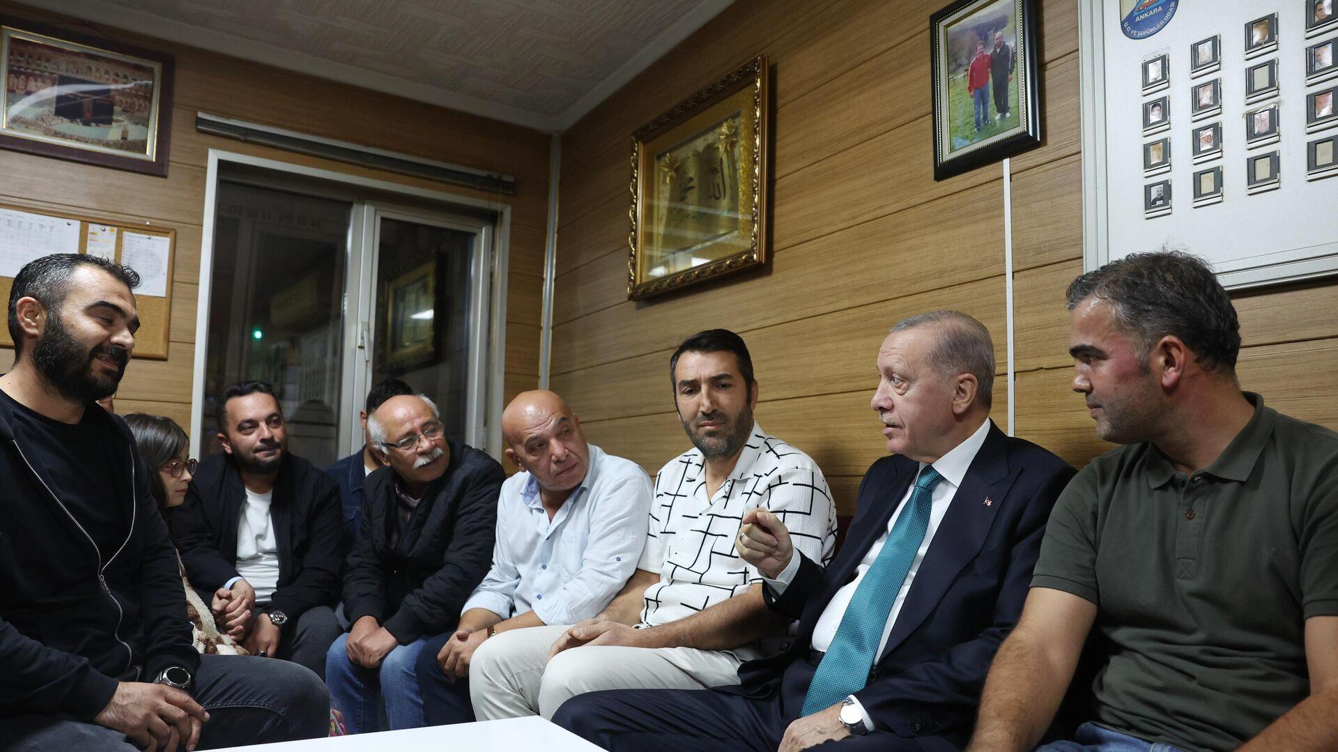 cumhurbaskani-erdogan-ankarada-taksi-duragini-ziyaret-etti-gGhbLjY5.jpg