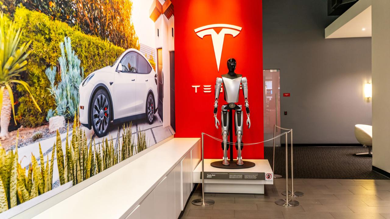 elon-muskin-optimus-robotlari-calinti-mi-yoksa-gelecegin-icadi-mi-YaGBr3Hg.jpg