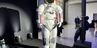 gokyuzune-yolculuk-astronotlar-icin-luks-moda-markasindan-uzay-giysisi-JuFeXB18.jpg