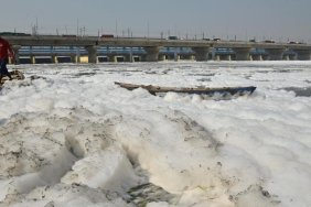 hindistanin-baskentindeki-nehri-zehirli-kopukler-kapladi-ebscv74c.jpg
