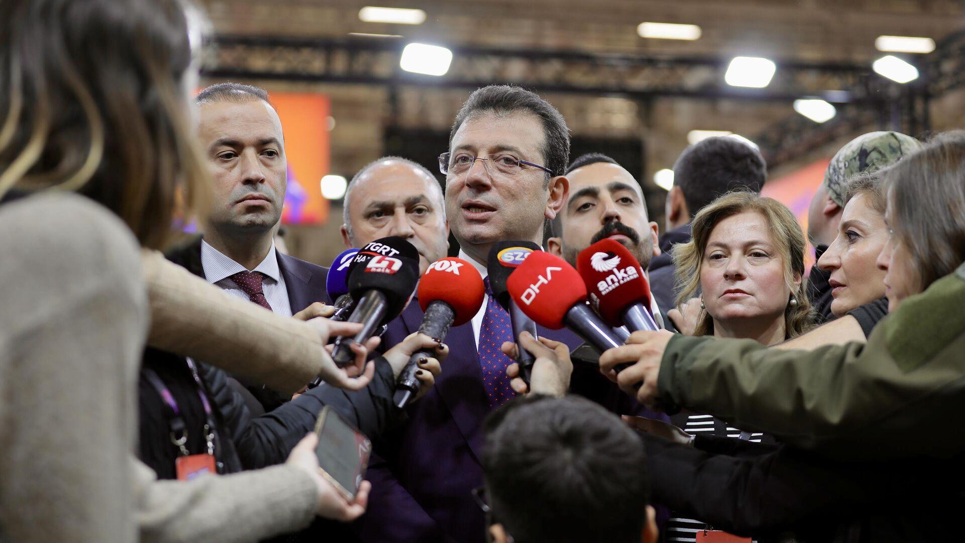 istanbul-buyuksehir-belediye-baskani-imamoglu-caglayan-adliyesine-geldi-sizin-turkiye-yuzyiliniz-bu-mu-6DGMSNXX.jpg