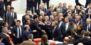 milletvekili-yasadigi-tartisma-ardindan-hayatini-kaybetmisti-tbmmde-kavgalari-onlemek-icin-toplanti-duzenlendi-VpyxKD1d.jpg