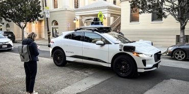 otonom-taksi-skandali-googlein-robot-araclari-abd-baskan-adayinin-konvoyunu-nasil-kilitledi-MLM61XJV.jpg