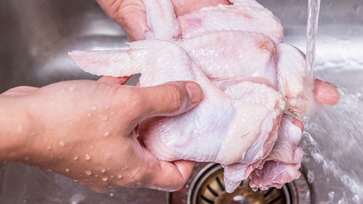 Tavuğun En Tehlikeli Bölümü: Tüm Bakterilerin Yuvası, Ağzınıza Sürmeyin!