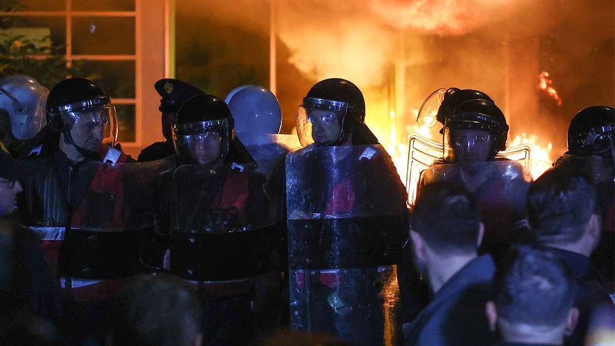 Arnavutluk'ta Hükümet Karşıtı Protesto