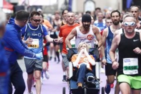 unlu-oyuncu-colin-farrell-dublin-maratonunu-tekerlekli-sandalyedeki-arkadasini-ittirerek-tamamladi-nayjg1Fr.jpg