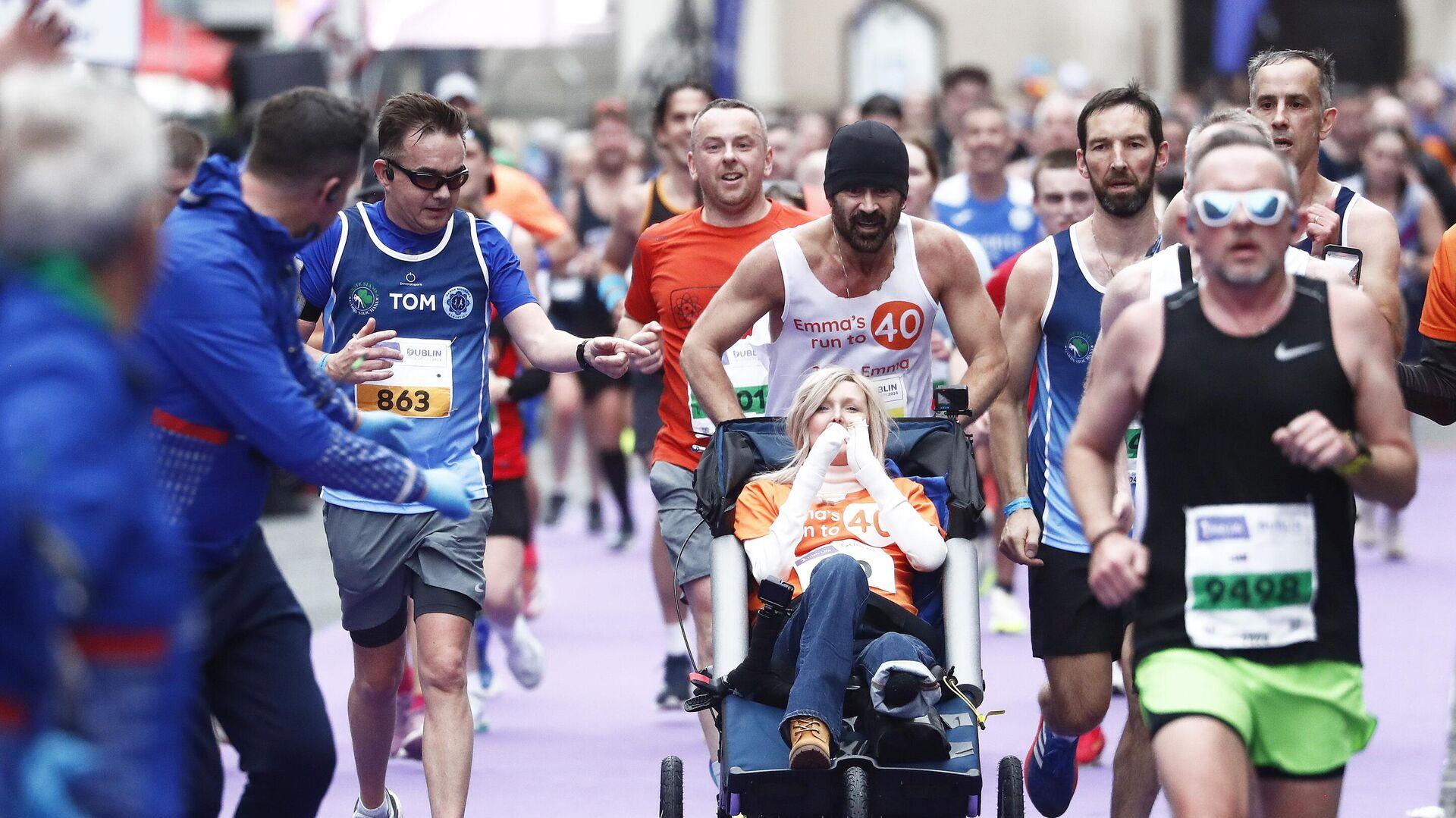 unlu-oyuncu-colin-farrell-dublin-maratonunu-tekerlekli-sandalyedeki-arkadasini-ittirerek-tamamladi-nayjg1Fr.jpg