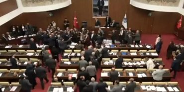 ankara-buyuksehir-belediye-meclisinde-29-ekim-konseri-icin-69-milyon-liralik-butce-tartismasi-yumruklu-kavga-cikti-iKcGbLCZ.jpg